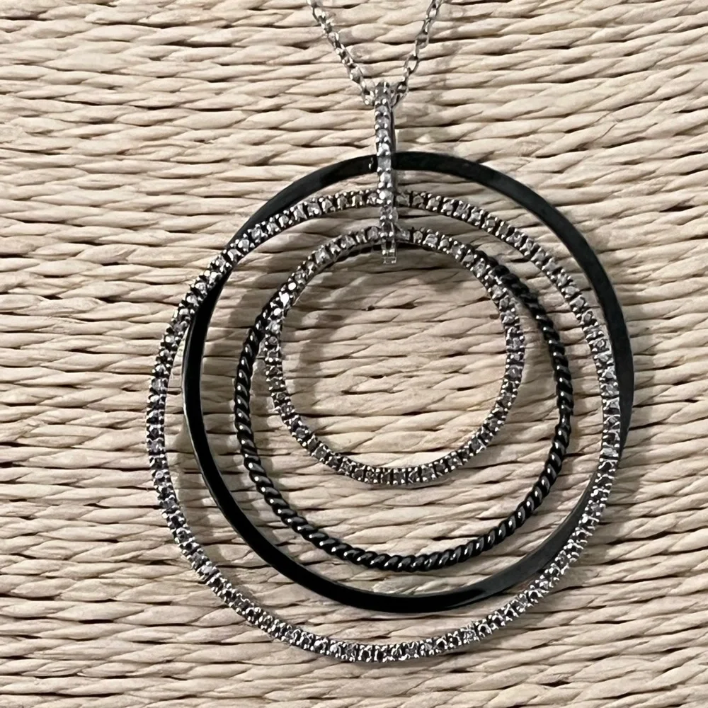 PRE-LOVED AUTHENTIC WHITE NATURAL DIAMONDS CIRCLE STERLING SILVER NECKLACE